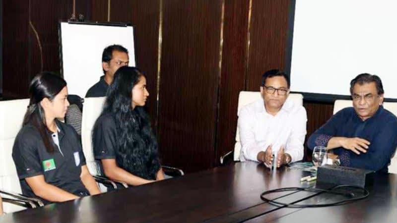 খেলোয়াড়দের সাথে কথা বলছেন বাফুফে সভাপতি কাজী সালাউদ্দিন
