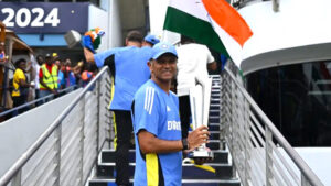Rahul Dravid with T20 WC Trophy