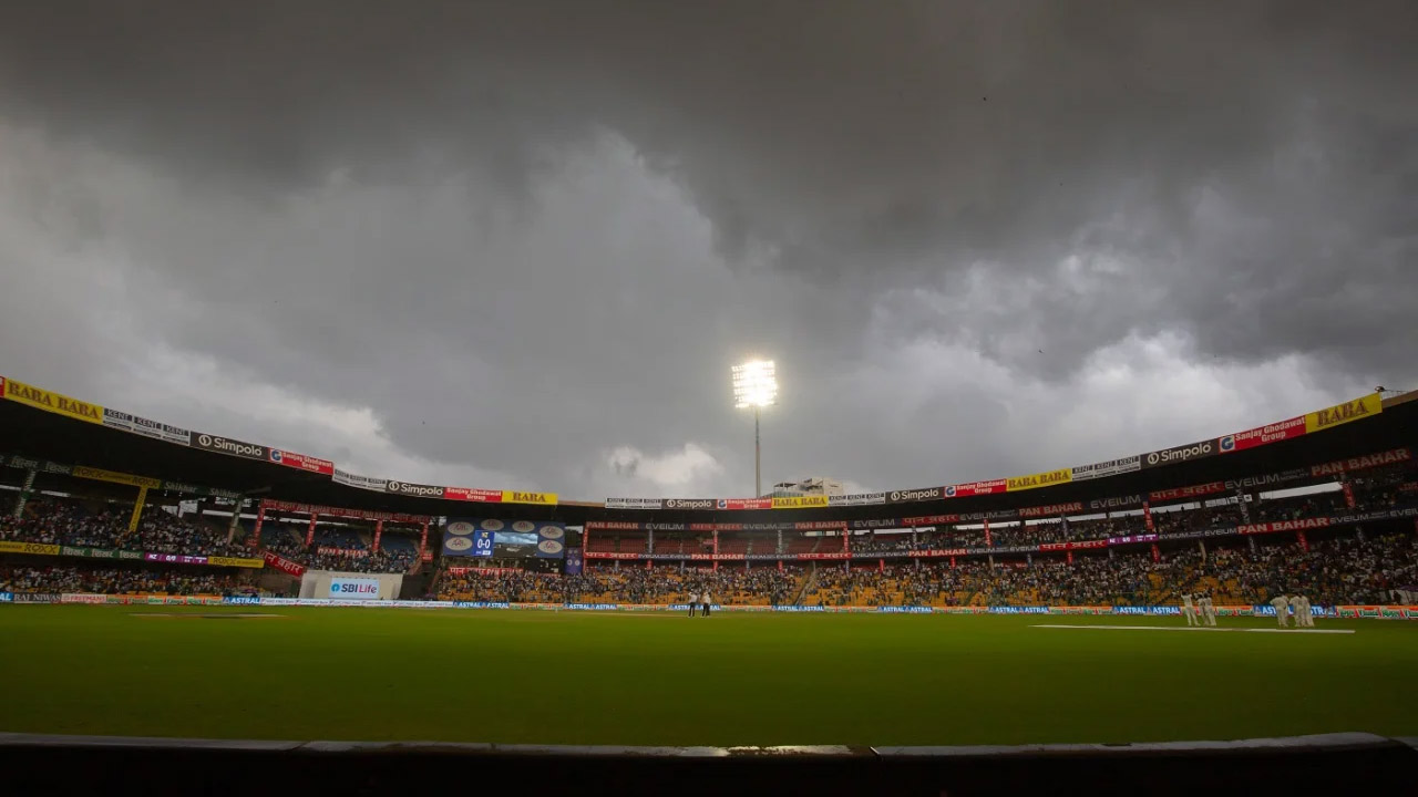আবহাওয়া হঠাৎ অন্ধকার হয়ে যাওয়ায় খেলা বন্ধ হয়। ছবি- ক্রিকইনফো