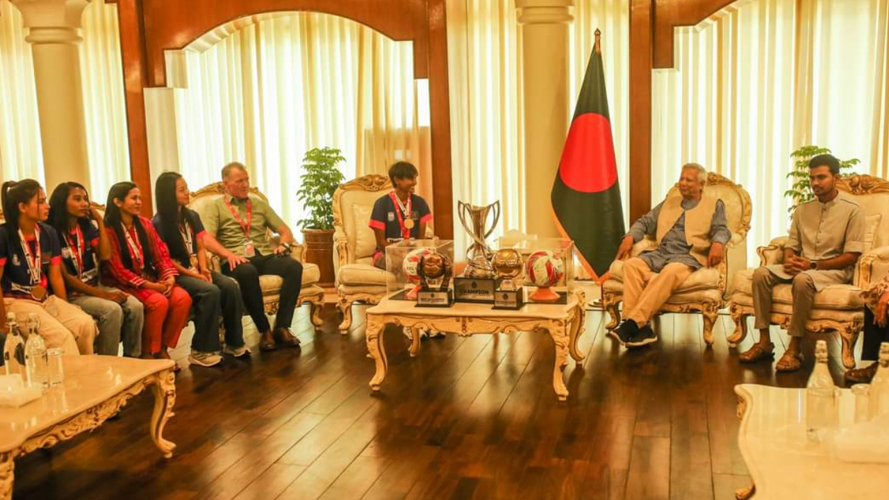 Bangladesh chief advisor and saff winner footballers