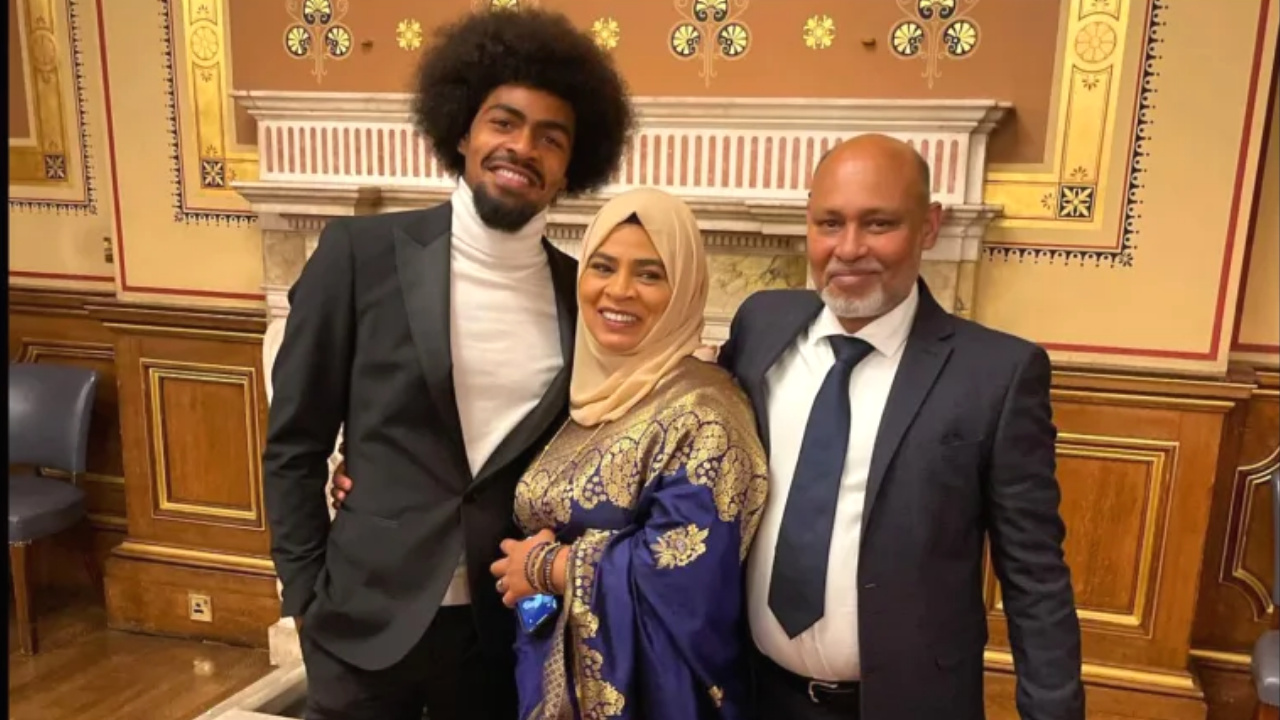 Hamza Choudhury with parents