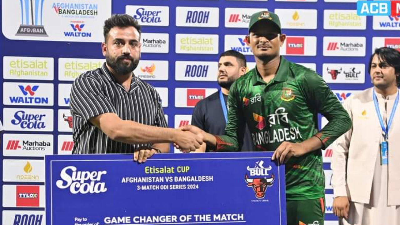 Nasum Ahmed Receiving prize