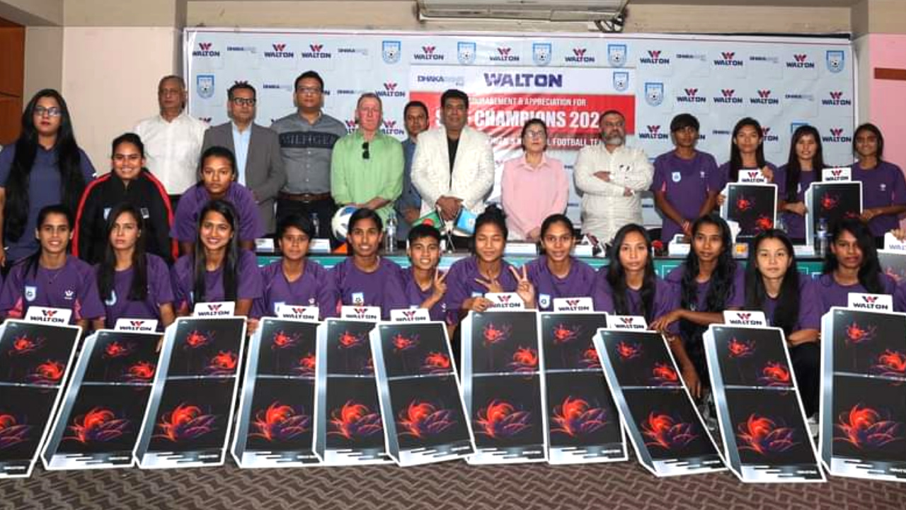Saff winning footballer take gifts
