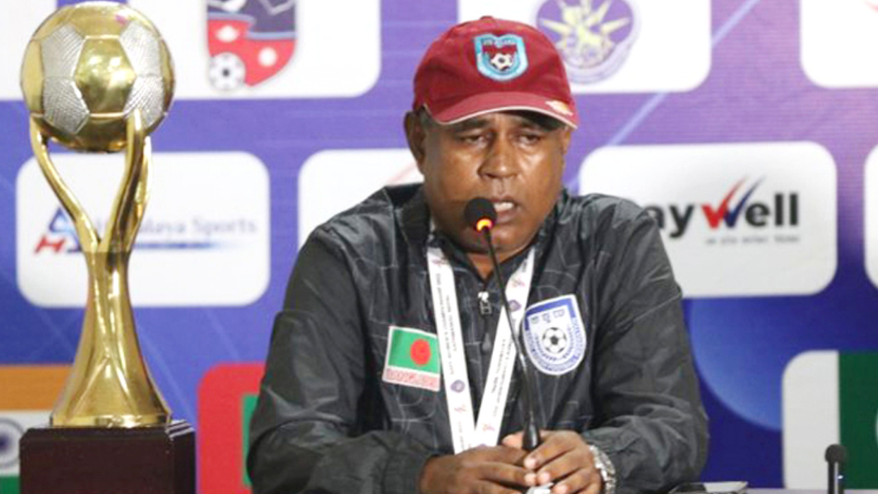 Golam Rabbani Choton with Saff trophy