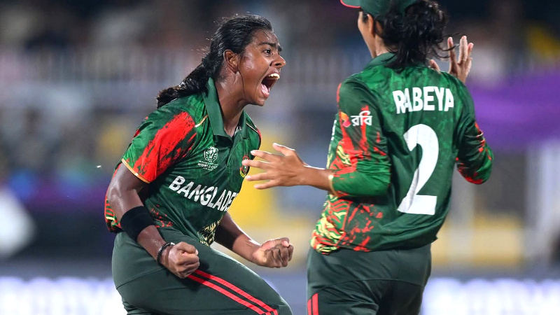 আবারও প্রথম ওভারে মারুফার আঘাত, পাওয়ারপ্লেতে নিলেন ২ উইকেট