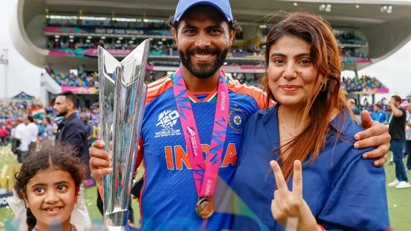 jadeja with family after win T-20 worldcup 2024 with wife and daughter