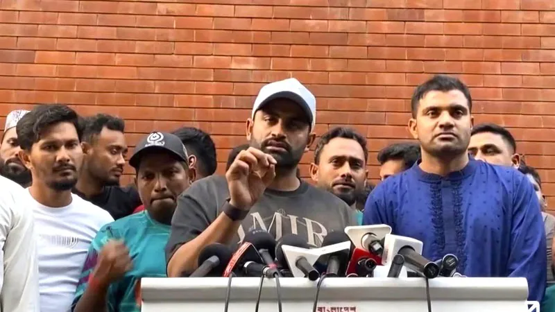 Tamim with cricketers