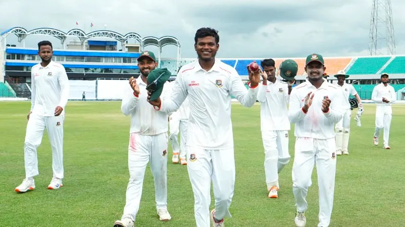 Bangladesh take lead thanks to Rakibul's excellent bowling