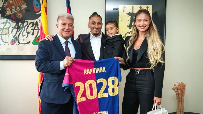 Raphinha extended his deal with Barcelona