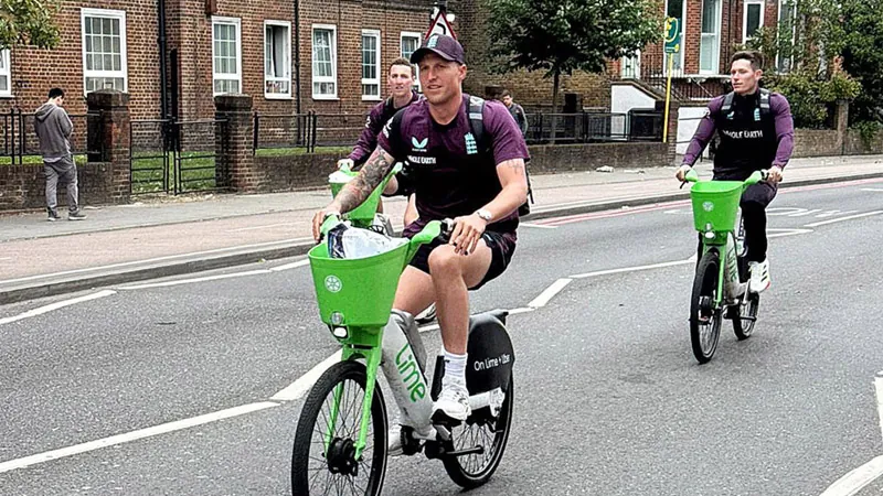England cricketers arrives in stadium with cycle