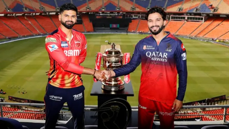 IPL finalists Panjab kings and Bengaluru with trophy