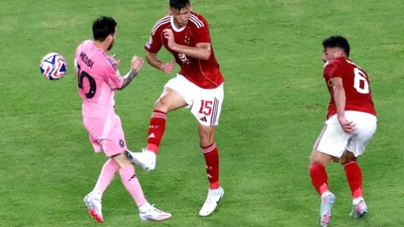 Lionel Messi kicked by spikes of boot