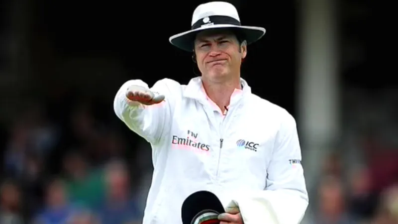 Saimon Taufel umpire