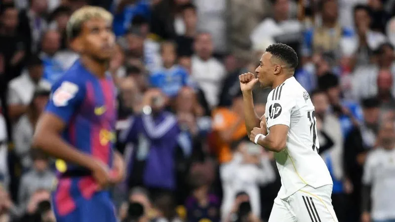 Real Madrid lead Barcelona at halftime.