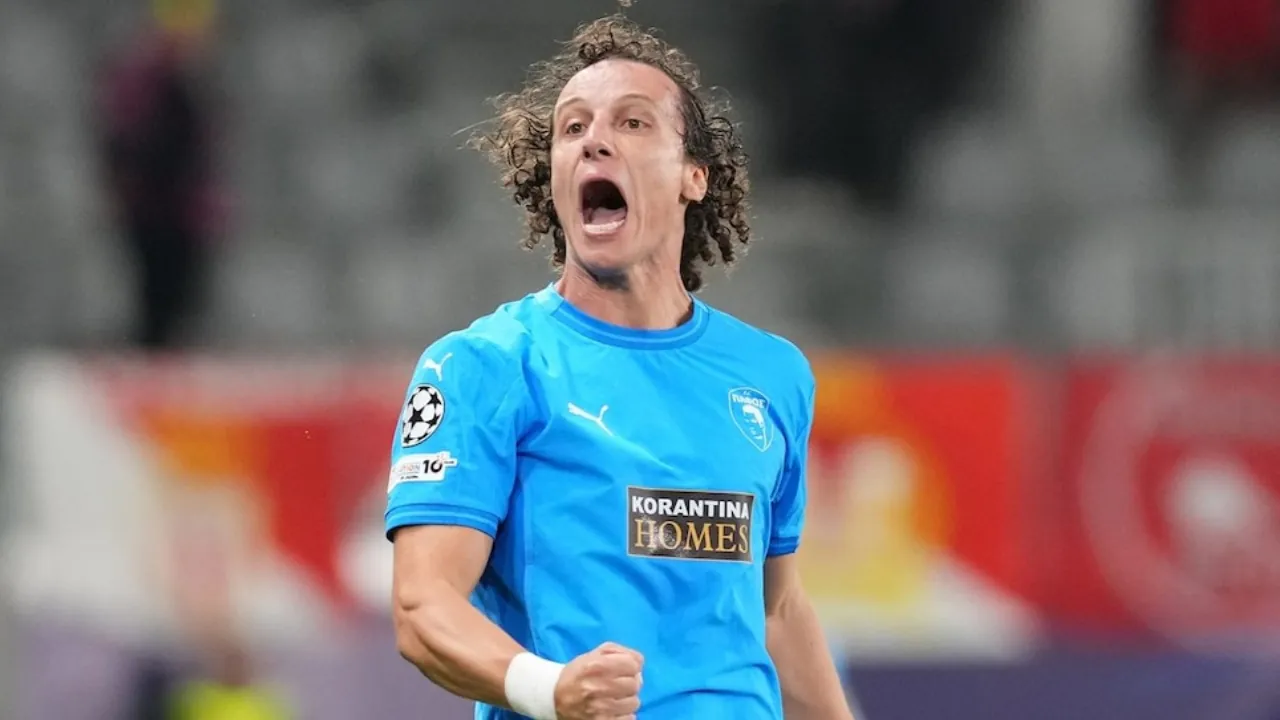 Brazil’s 38-year-old defender sets a record in the Champions League.