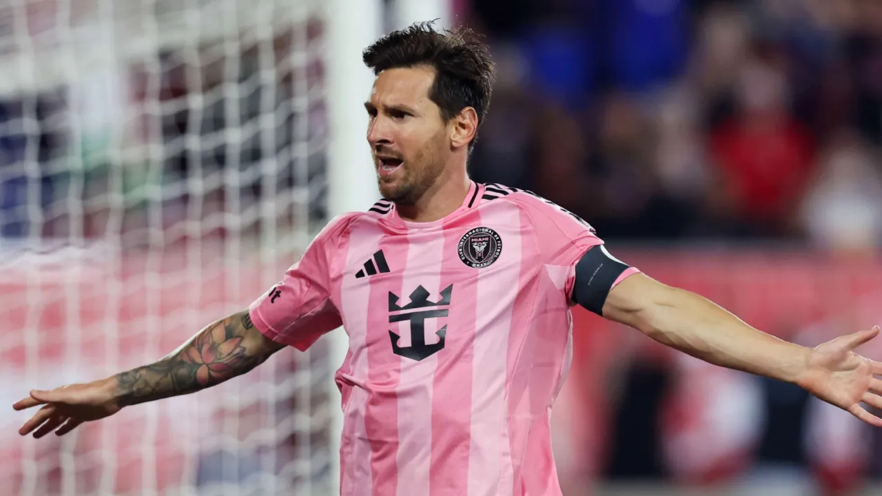 Messi reaches ‘1300’ as the first footballer in history.