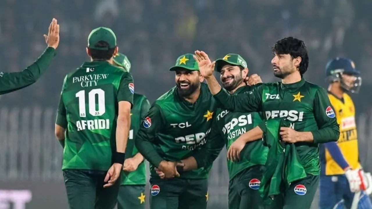 Pakistan win the tri-nation series title by defeating Sri Lanka.