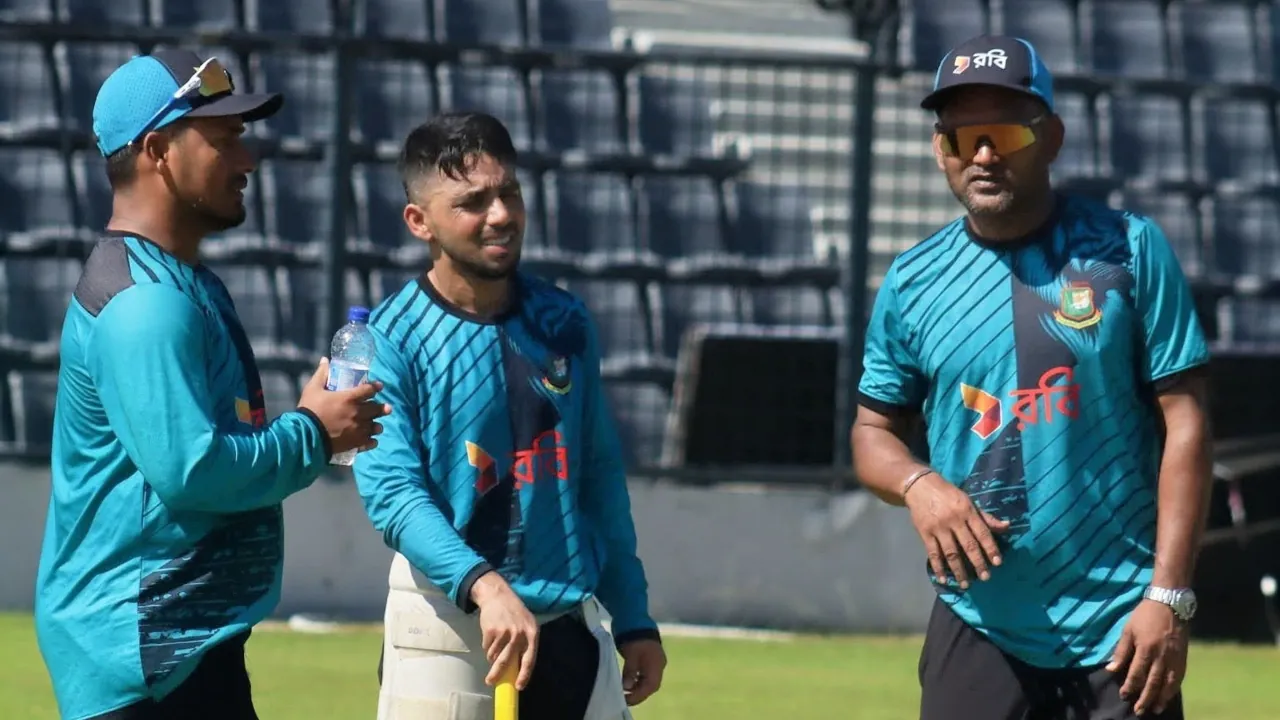 Ashraful and Salahuddin with Mominul Haque